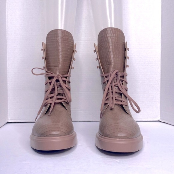 STUART WEITZMAN MCKENZEE Croc Embossed Leather Ankle Boots Size 7.5 - Picture 3 of 5